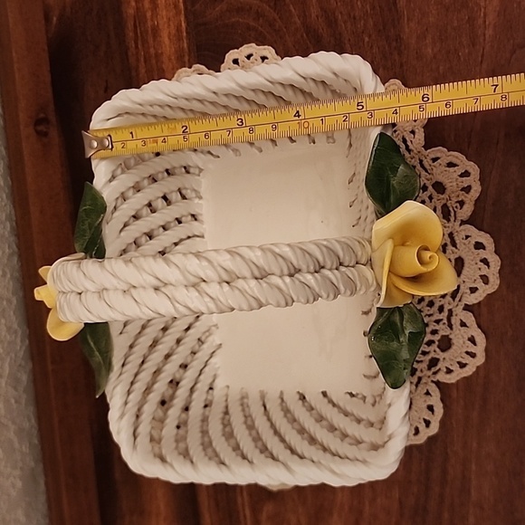 VINTAGE CAPODIMONTE BASKET WOVEN PORCELAIN w/ YELLOW FLOWERS Made in ITALY - Picture 12 of 13